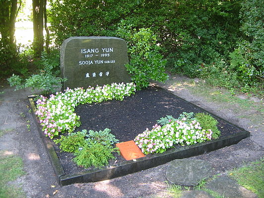 berlin-gatow_landschaftsfriedhof_ehrengrab_isang_yun